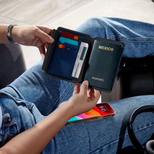 PORTA PASAPORTE GIRIS personalizada